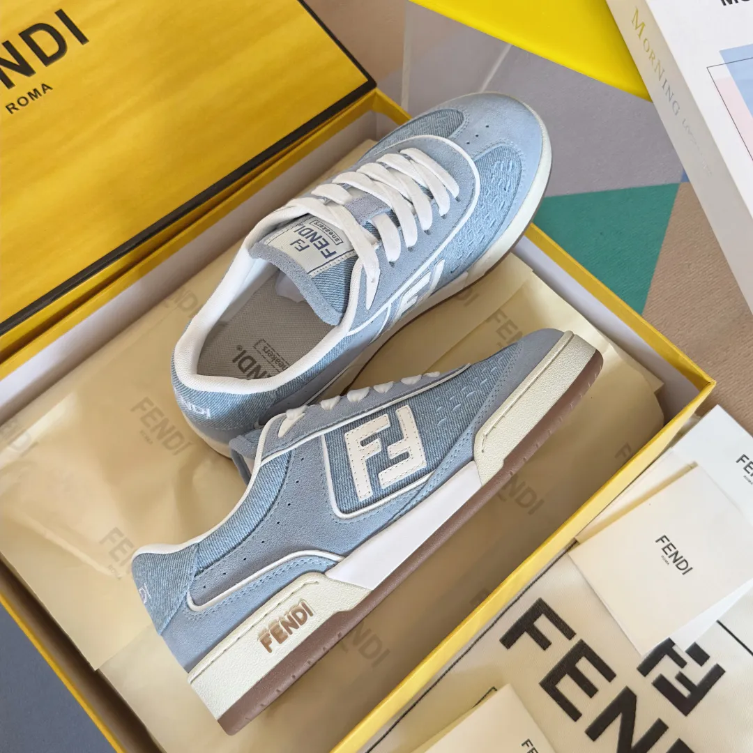 Top version: Couple model, cloth cover 700💰 Fendi Fendi match series Couple model, film, casual sports shoes, sneakers, original purchase, development and production of these FENDI Match lace-up sports shoes. Small perforations accent the upper. Made of white leather with beige suede details. Matcha green leather FF applique. Rubber sole with FENDI lettering on the side. Comes with exquisite packaging at the counter 🛍📦 ▪️ Fabric: Original custom imported first-layer cowhide ▪️ Lining: Imported custom breathable mesh ▪️ Sole: Original molded TPU two-color combination sole ▪️ Sole thickness: 3CM ▪️ Size: Women's 35-41 / Men's 39-45